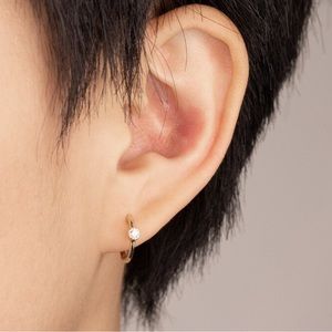 14k gold hoop earring with Diamond.